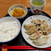 焼き餃子とかぼちゃサラダ