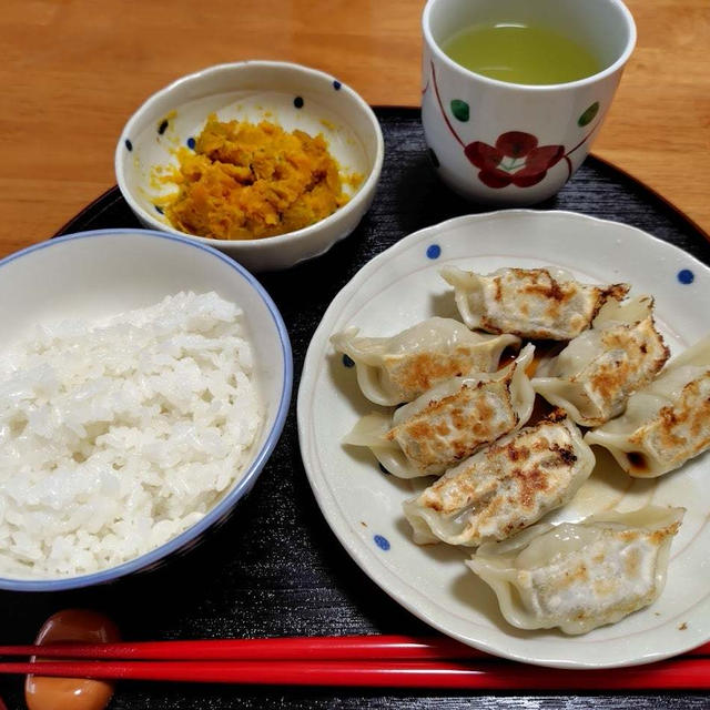 焼き餃子とかぼちゃサラダ