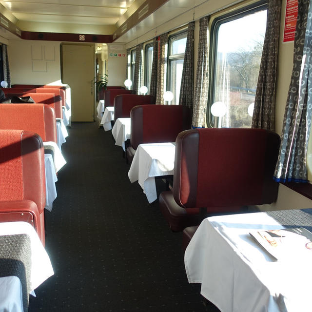 ブダペスト→ブラチスラバ　食堂車でまったりプハっと移動。