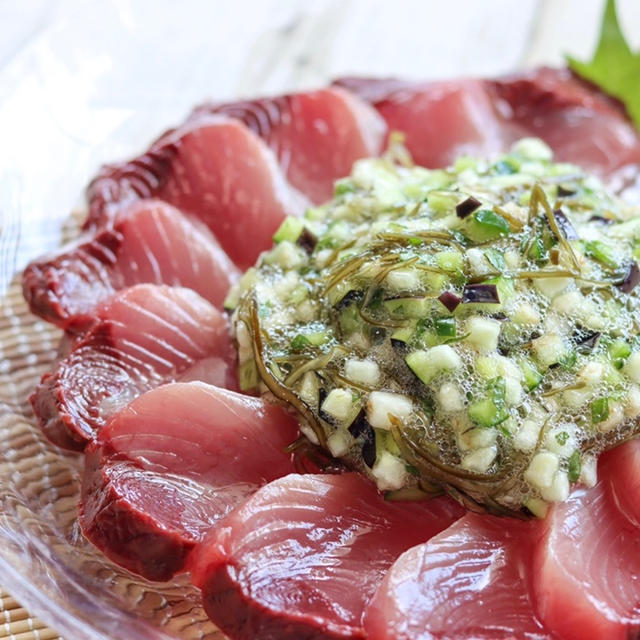 【鰹、夏野菜】夏に美味しい組み合わせ！だしをかけた鰹のお刺身