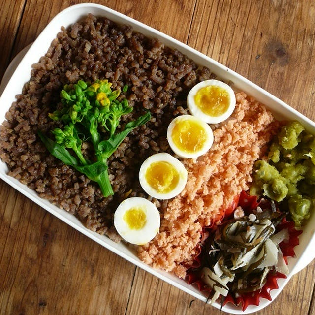 茶、黄、桃色で三色そぼろ弁当♪
