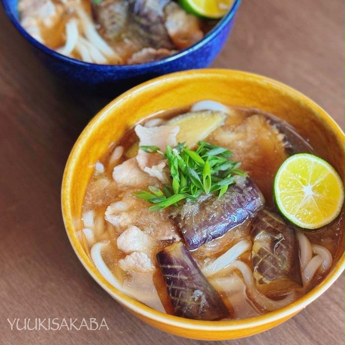 黄と青の器に盛られているみぞれあんかけうどん