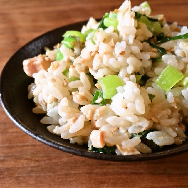 食べ過ぎ注意！マヨ醤油味の「小松菜とツナの混ぜご飯」