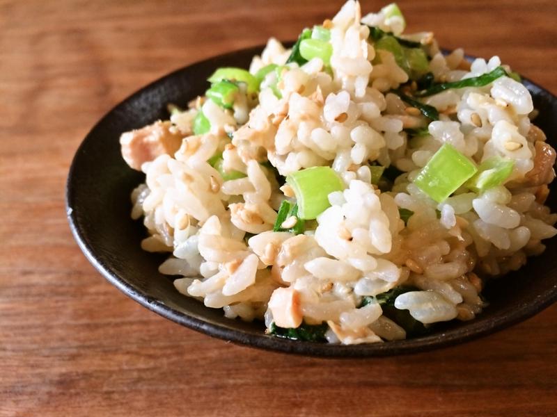 食べ過ぎ注意！マヨ醤油味の「小松菜とツナの混ぜご飯」