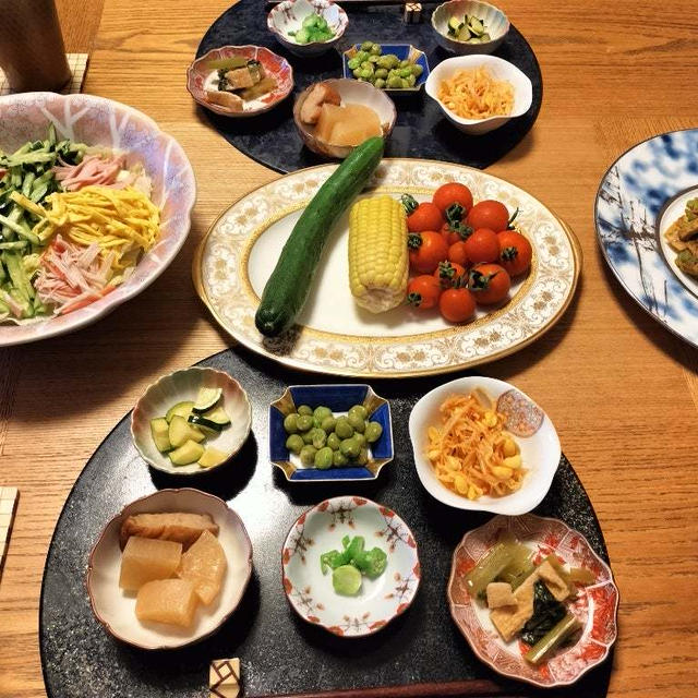 冷やし中華的こんにゃくラーメンサラダ、ゴーヤとベーコンのカレー炒め、夏野菜盛り合わせと小鉢6品で