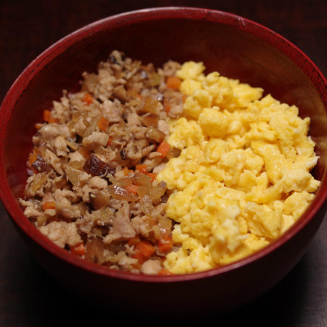 サバそぼろ丼 と なすとおからの甘辛煮