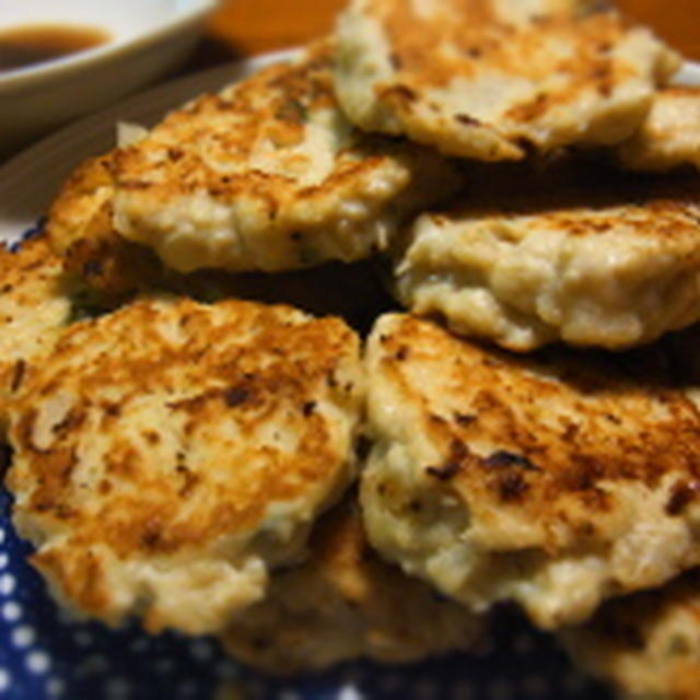 夜食にオススメ。鶏肉とえのきのつくね。