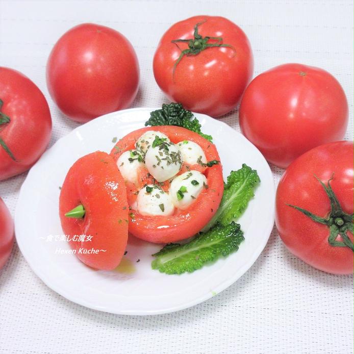 トマトのカプレーゼにトマトが置かれている様子