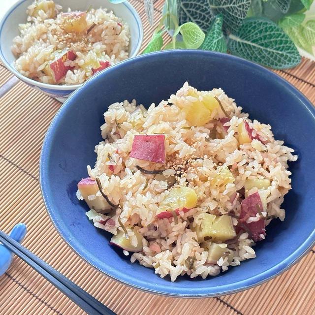 今日の夜ご飯は炊飯器に入れるだけ　サツマイモ塩昆布ご飯　素材から作る時短ご飯