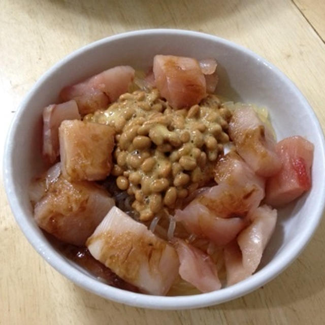こんにゃく麺納豆とマグロがけ