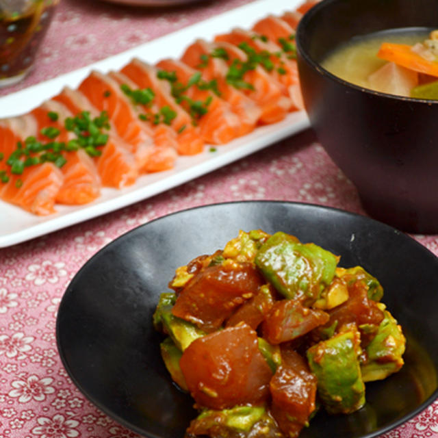 韓国風アボカド入りポキ。と、サーモンの刺身、白だしおでんの味噌汁の晩ご飯。