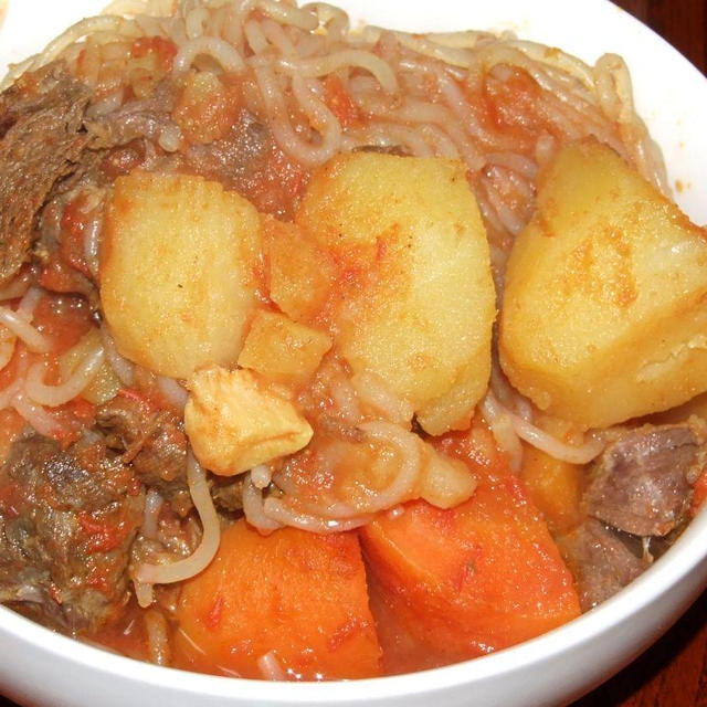 トマトベースとカレー味の肉じゃが風