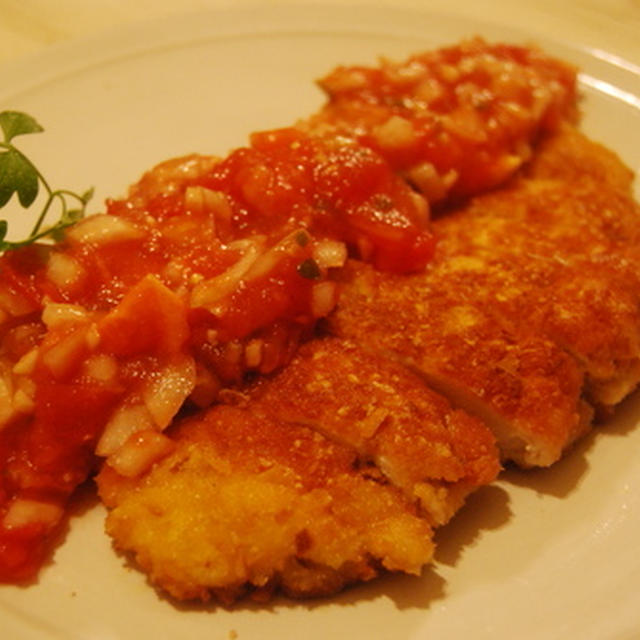 チキンカツレツのピリ辛トマトソースがけ