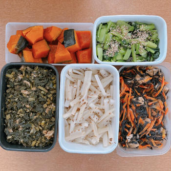 11/24に作った、作り置きおかず（かぼちゃのはちみつレモン煮、小松菜の塩昆布和え、大根の葉と油揚げのふりかけ、大根のクミン炒め、ひじきの煮物）