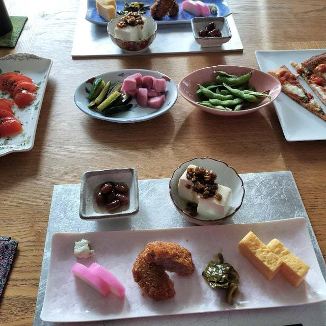 日帰り温泉の二次会は家で簡単に。枝豆、冷やしトマト、漬物盛り合わせ、ピザ、小鉢6品