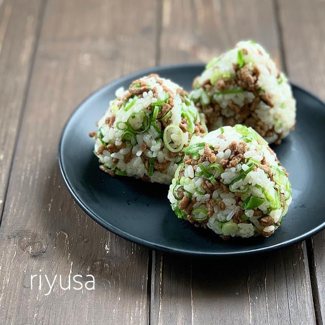 【お弁当にもオススメ】すき焼きそぼろのおにぎり