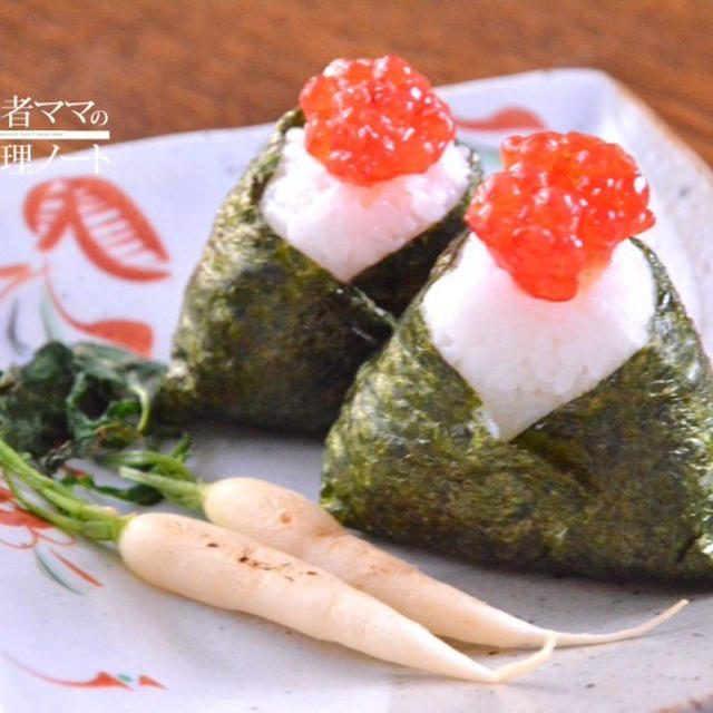 筋子おにぎりと漬物で朝ごはん