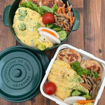 ブロッコリーと鶏ミンチのオムレツ弁当と　餡子入りラウンドパン