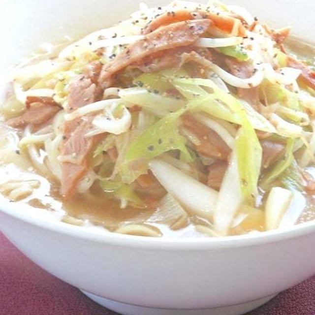 食材使い切り〜あるもので簡単！野菜もりもり〜ネギ焼豚ラーメン。