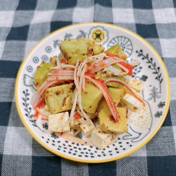 いぶりがっこふりかけ（醤油）で、アボカドとチーズのピリ辛いぶりがっこ和え