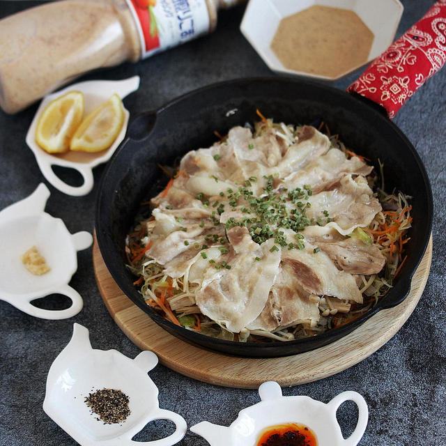 *豚肉とせん切りキャベツのフライパン蒸し ♪