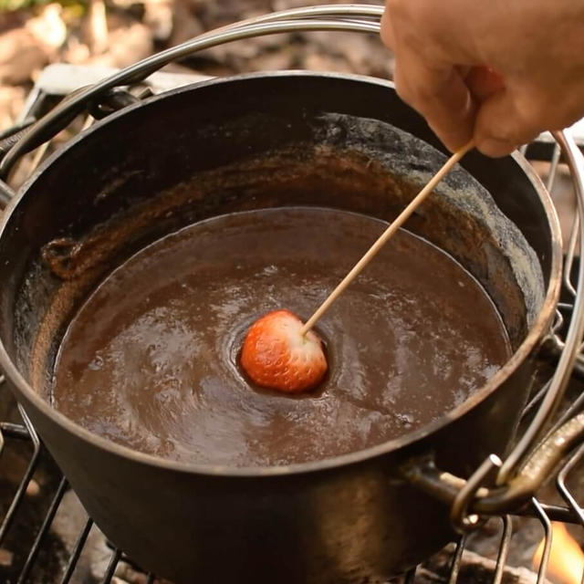 キャンプスイーツ 焚き火でチョコレートフォンデュを作ったらめちゃくちゃ美味しかった By オトコ中村さん レシピブログ 料理ブログのレシピ満載