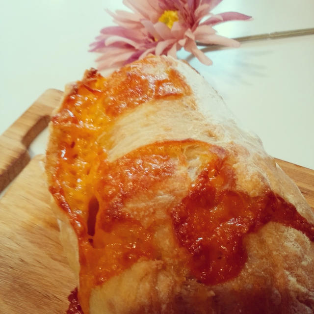 チーズクッペハード系な筈なのに 加水率100%で作ったらほんわかしたパンが出来ました。チ...