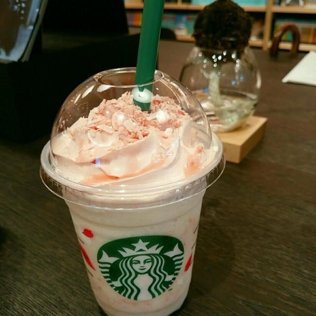 スタバSAKURAシリーズ発売♪桜と苺のフラペチーノ