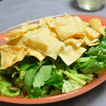 緑の野菜と揚げ湯葉のサラダ。三つ葉がメインの香りがいいデリ風サラダ。