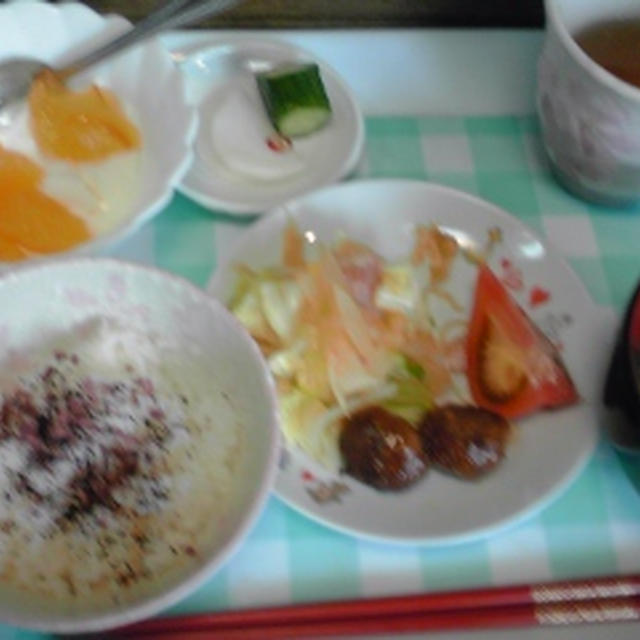 今朝の自分ご飯、さっぱりと梅シソふりかけご飯とか、キャベツ炒めとか。甘夏ヨーグルトにはママレードでね♪