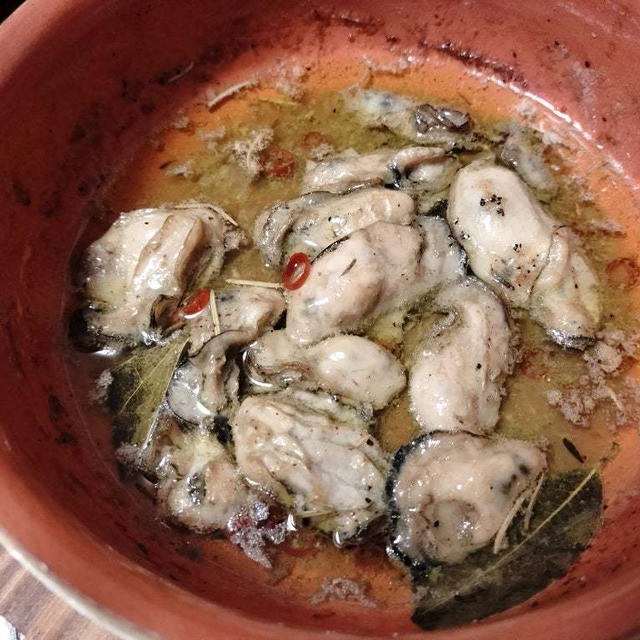 牡蠣のハーブガーリックオイル煮　オリーブオイルで煮るだけ