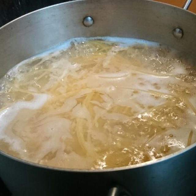 トマト缶で簡単！「ベーコンとマッシュルームたっぷりのナポリタンスパゲッティ」