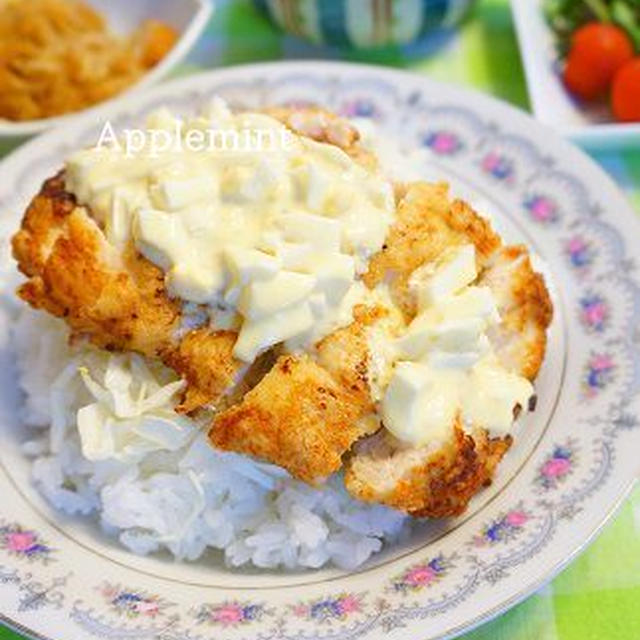 しっとり柔らか鶏胸肉のチキン南蛮丼明太子タルタルソース添え