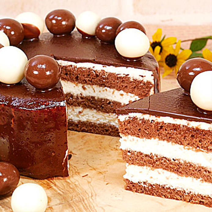 木のトレーの上にのった、グラサージュショコラのチョコレートケーキ