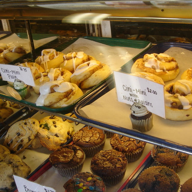 名物シナモンロールが甘すぎずおいしい☆Village Mill Bread Co.