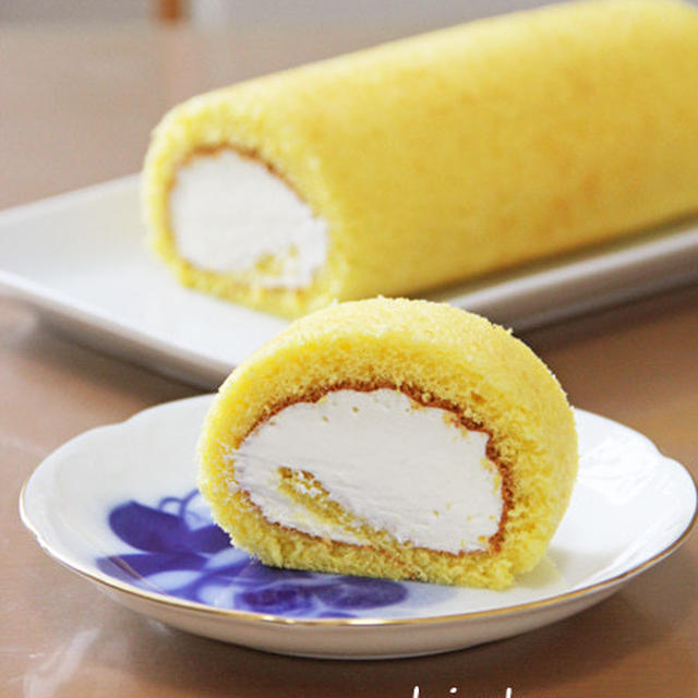 レアチーズクリームロールケーキ