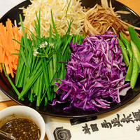 ９月１９日　火曜日　黒酢だれの彩り千切り野菜の豚しゃぶ鍋