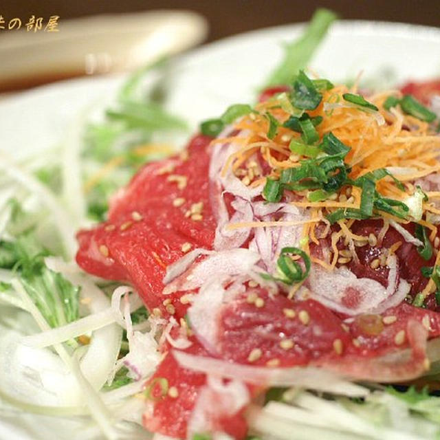一人晩ご飯／馬刺ののっけ盛り／茄子と舞茸の揚げ物など。
