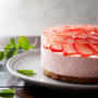 キラキラいちごの花びらムースケーキ