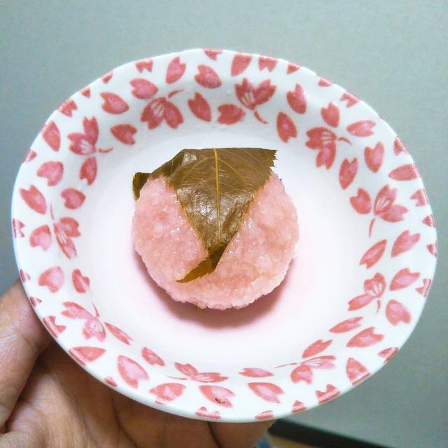 おやつは桜餅！道明寺派ですが、粒あんもこしあんも好き