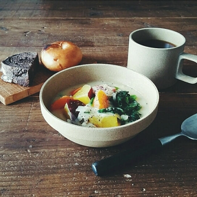 豆乳スープとパン。