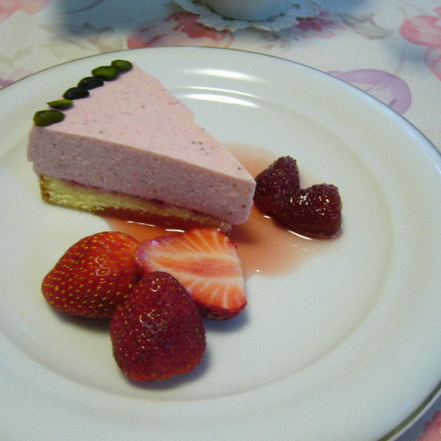 苺とヨーグルトのババロアケーキ By さざえさん レシピブログ 料理ブログのレシピ満載