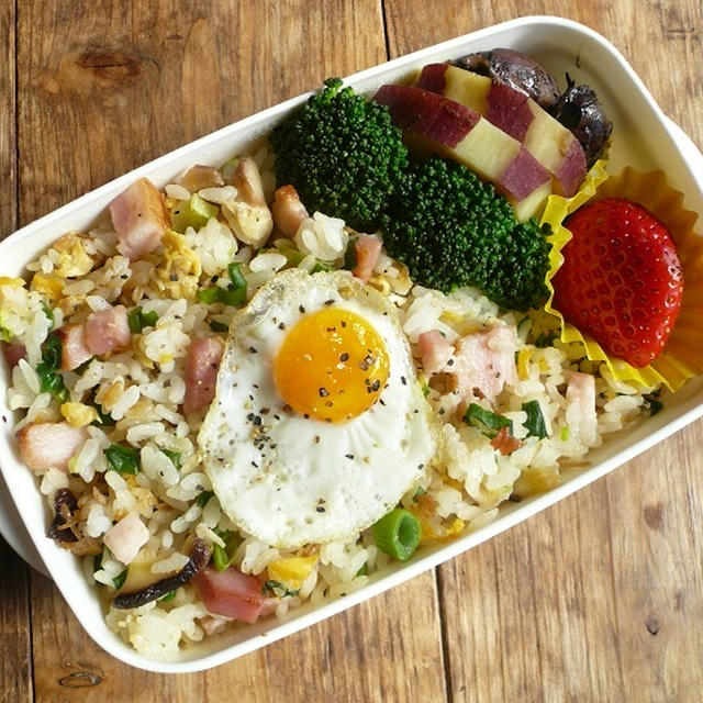 炒飯には目玉焼きでしょ弁当♪