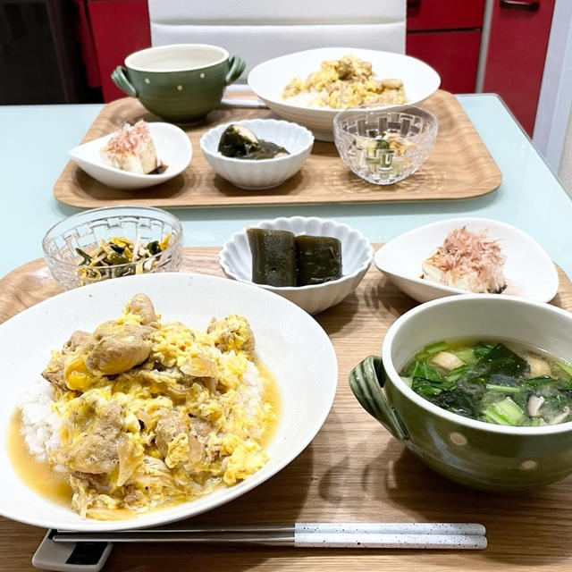 【献立】4人家族の晩ごはん/お出汁がジュワー！焦がし醤油風味の親子丼