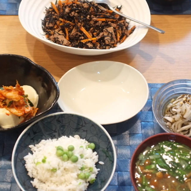 夕食☆ひじき炒め　枝豆ジョニーのキムチ奴　もずくの大根和え柚子風味　　豆ごはん　なめこ汁