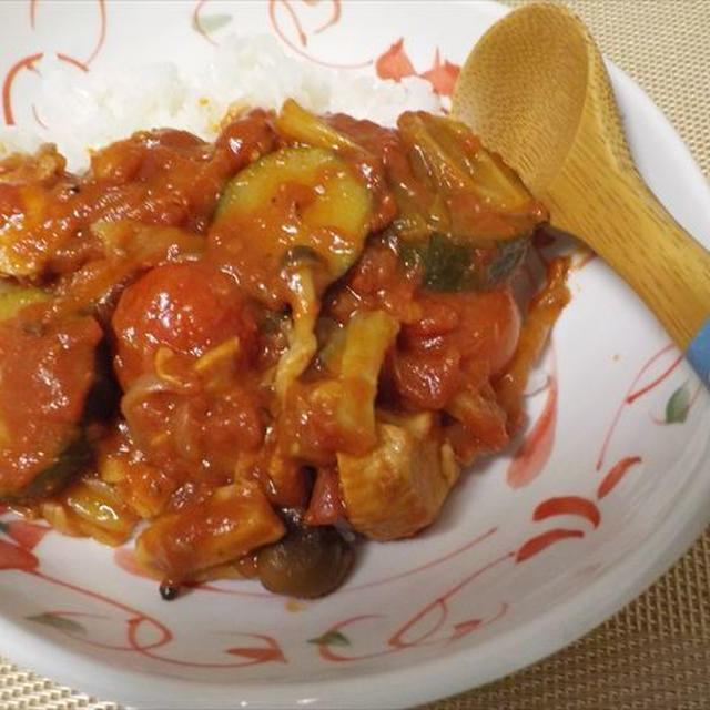 チキンとズッキーニのトマト煮込み、リメイクはトマト丼。
