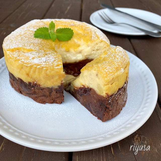 【混ぜて焼くだけ】2層のチョコバナナチーズケーキ