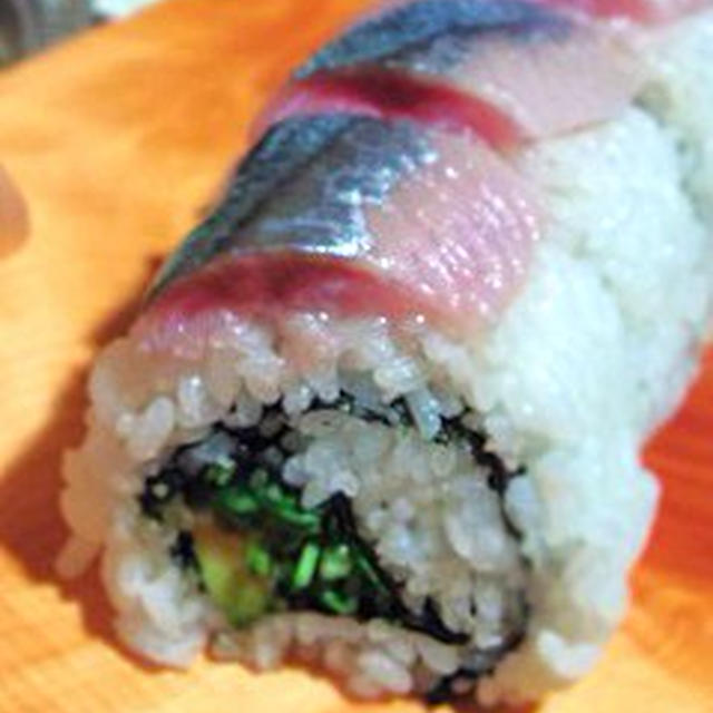 おもてなしにも、秋刀魚とアボカドのロール寿司、エリンギの水晶仕立て