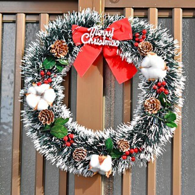 ダイソーの商品でクリスマスリースを作りました。