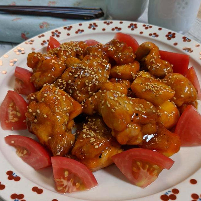 【栗入りヤンニョムチキン】甘辛い鶏肉の味はやみつきですね。栗を一緒に揚げ焼きして秋の味に。